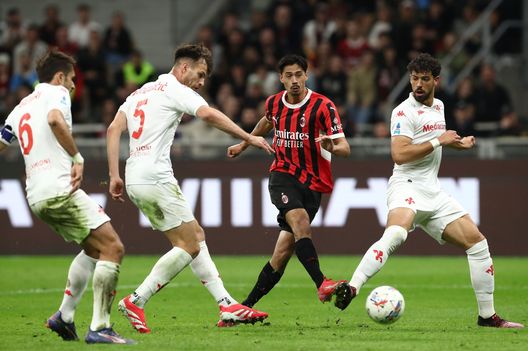 MILAN, ITALY - APRIL 05: Tijjani Reijnders of AC Milan kiks a ball during the Serie A match between AC Milan and ACF Fiorentina at Stadio Giuseppe Meazza on April 05, 2025 in Milan, Italy. (Photo by Marco Luzzani/Getty Images) Grassia rivela: “L’Inter vuole Dodò, ma non so se può fare un’offerta decente”- immagine 2
