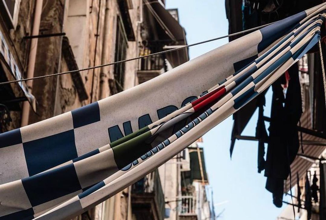 SII AUTENTICO Napoli, un luogo pieno di vicoli trafficati e stradine strette in cui si sente ancora lo spirito autentico della città. I Quartieri Spagnoli sono la perfetta miscela di quello spirito napoletano, con ogni angolo in grado di raccontare le tante vite di questa terra. Qui, tra mercatini, ristoranti e palazzi, potrai provare gli odori, i suoni e i gusti che rendono unica la nostra città. La vita nei quartieri spagnoli è un mix di eccitazione e tranquillità. L'emozione arriva dai turisti desiderosi di scoprire ogni parte della zona, mentre la tranquillità arriva dai residenti dei Quartieri Spagnoli, che restano distaccati dal ritmo di vita rapido che la società moderna ci impone.