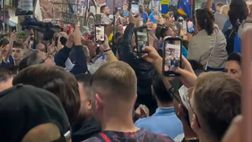 Compleanno Maradona, in migliaia in visita al murales del Pibe de Oro