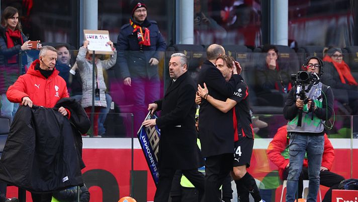 MILAN, ITALY - DECEMBER 28: AC Milan head coach Massimiliano Allegri embraces his player Luka Modric, who is being substituted during the Serie A match between AC Milan and Hellas Verona FC at Giuseppe Meazza Stadium on December 28, 2025 in Milan, Italy. (Photo by Giuseppe Cottini/AC Milan via Getty Images) milan-partite-gennaio-allegri-modric-statistiche