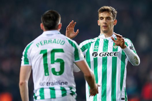 BARCELONA, SPAIN - APRIL 05: Diego Llorente of Real Betis Balompie during the LaLiga match between FC Barcelona and Real Betis Balompie at Estadi Olimpic Lluis Companys on April 05, 2025 in Barcelona, Spain. (Photo by Judit Cartiel/Getty Images) diego llorente