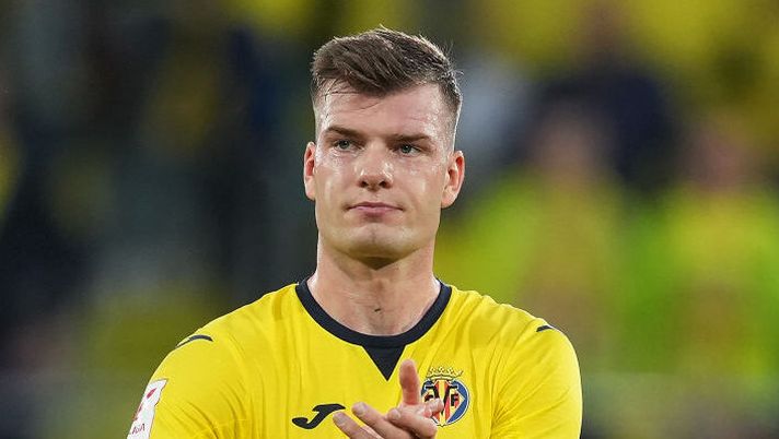 VILLARREAL, SPAIN - MAY 19: Alexander Sorloth of Villarreal CF applauds the fans whilst holding the match ball having scored four goals during the team's draw in the LaLiga EA Sports match between Villarreal CF and Real Madrid CF at Estadio de la Ceramica on May 19, 2024 in Villarreal, Spain. (Photo by Alex Caparros/Getty Images) INFO SOS – Sorloth, contatti con la Roma e non solo: ha anche queste due offerte - immagine 1