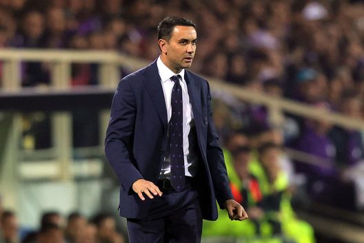 FLORENCE, ITALY - MAY 8: Head coach Raffaele Palladino of ACF Fiorentina looks on during the UEFA Conference League 2024/25 Semi Final First Leg match between ACF Fiorentina and Real Betis Balompie at Artemio Franchi on May 8, 2025 in Florence, Italy. (Photo by Gabriele Maltinti/Getty Images) Repubblica – Palladino ha limiti, ma cambiare è buttare a mare il progetto- immagine 2