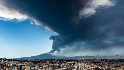 Catania, Etna in attività: chiuso l’aeroporto fino a sera