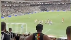 Tiro di Hulk in tribuna: tifoso lo stoppa al volo di petto