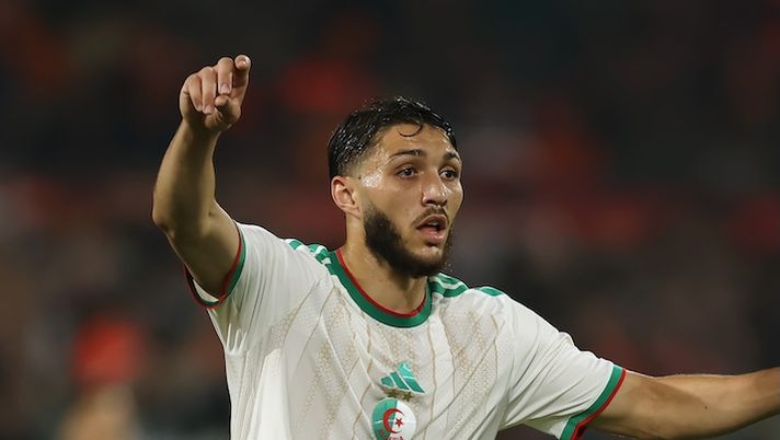 ROTTERDAM, NETHERLANDS - JUNE 03: Jaouen Hadjam of Algeria looks on during the international friendly match between Netherlands and Algeria at De Kuip on June 03, 2026 in Rotterdam, Netherlands. (Photo by Dean Mouhtaropoulos/Getty Images) Romano – Como, trattativa per Jaouen Hadjam: è il nome più caldo se salta questa operazione in entrata - immagine 1