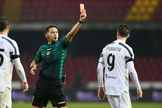 BENEVENTO, ITALY - NOVEMBER 28: Referee Fabrizio Pasqua shows red card to Alvaro Morata of Juventus after the Serie A match between Benevento Calcio and Juventus at Stadio Ciro Vigorito on November 28, 2020 in Benevento, Italy. (Photo by Francesco Pecoraro/Getty Images) Juventus, l’attacco di Pirlo: Dybala e Ronaldo per far male al Toro- immagine 2