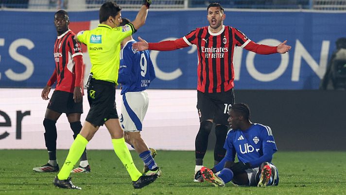COMO, ITALY - JANUARY 14: The referee Francesco Manganiello shows the yellow card to Theo Hernandez of AC Milan during the Serie A match between Como and AC Milan at Stadio G. Sinigaglia on January 14, 2025 in Como, Italy. (Photo by Claudio Villa/AC Milan via Getty Images) L’EDITORIALE DI MAURO SUMA – Ma che giallo è??? - immagine 1