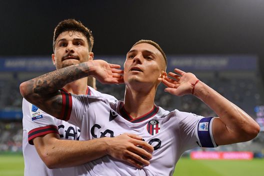 REGGIO NELL'EMILIA, ITALY - MAY 08: Nicolas Dominguez of Bologna FC celebrates after scoring the team's first goal during the Serie A match between US Sassuolo and Bologna FC at Mapei Stadium - Citta' del Tricolore on May 08, 2023 in Reggio nell'Emilia, Italy. (Photo by Alessandro Sabattini/Getty Images) dominguez
