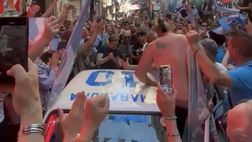 A Largo Maradona continua la festa: si canta e si balla in onore di Diego!