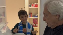 Nino D’Angelo festeggia la vittoria: canta “Sarò con te” con il nipotino