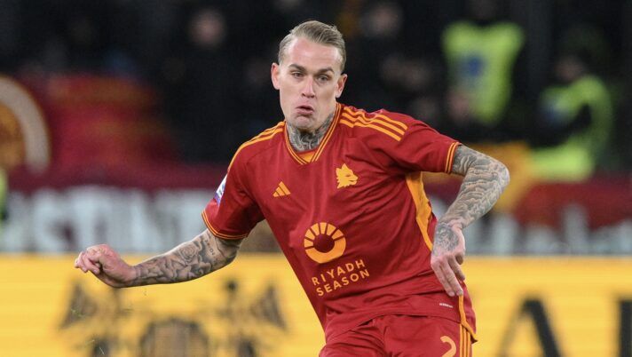 ROME, ITALY - JANUARY 20: Rick Karsdorp of AS Roma in action during the Serie A TIM match between AS Roma and Hellas Verona FC - Serie A TIM at Stadio Olimpico on January 20, 2024 in Rome, Italy. (Photo by Fabio Rossi/AS Roma via Getty Images) Roma, Karsdorp fuori dal progetto: si allenerà a parte e sul mercato… - immagine 1