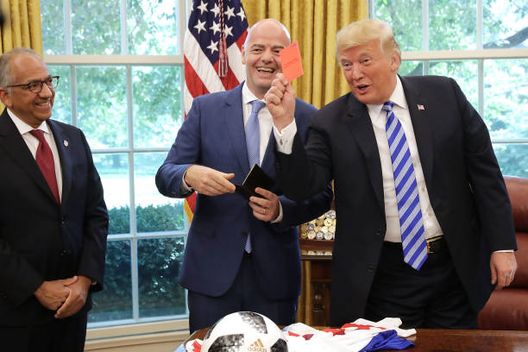 WASHINGTON, DC - AUGUST 28: Donald Trump mostra il rosso ai giornalisti. (Foto di Chip Somodevilla/Getty Images) Gaffe di Trump sui Mondiali 2026: “Non sapevo che la Russia fosse esclusa”- immagine 3
