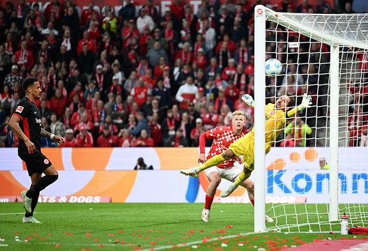 Mainz, Germania - 4 maggio 2025: Il gol di Jonathan Burkardt contro l'Eintracht Francoforte. (Foto di Christian Kaspar-Bartke/Getty Images) Caos in Mainz-Francoforte: bruttissimo gesto dei tifosi verso il guardalinee- immagine 2