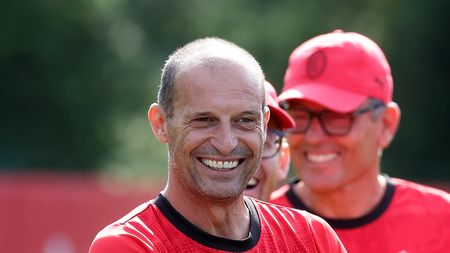 CAIRATE, ITALY - JULY 15: Head coach AC Milan Massimiliano Allegri smiles during AC Milan training session at Milanello sports center on July 15, 2025 in Cairate, Italy. (Photo by Claudio Villa/AC Milan via Getty Images) conte-conferenza-stampa-parole-tecnico-napoli-stimolo-milan-allegri