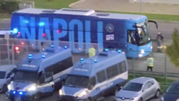 Lecce-Napoli, il bus degli azzurri è arrivato al Via del Mare: l’accoglienza dei tifosi