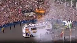 Il Real Madrid di Ancelotti festeggia la vittoria della Liga per le vie della città