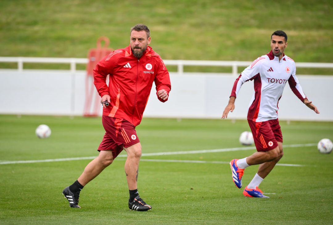 Ritiro Roma, Dovbyk scalda i motori: le indicazioni di De Rossi – FOTO GALLERY - immagine 4