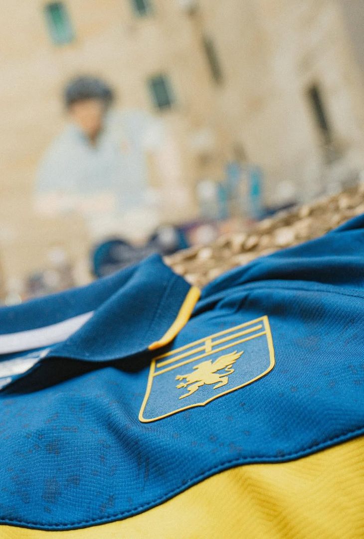 Il Genoa ha omaggiato Diego Armando Maradona attraverso la maglia numero 10, ispirata all'amicizia del grifone con il Boca Juniors.
