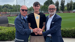 Roma, Pisilli riceve il premio Adiscop come miglior giovane del 2023/2024 a Trigoria