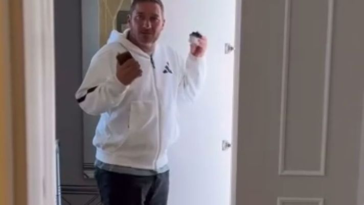 Totti balla “Cacao Meravigliao” e Noemi lo filma. La reazione è esilarante - immagine 1