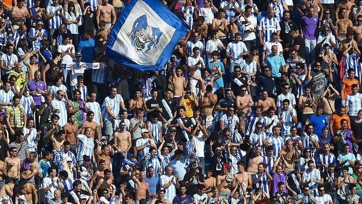 MALAGA, SPAIN - MAY 21: Fans of Malaga during the La Liga match between Malaga and Barcelona at La Rosaleda Stadium on May 21, 2011 in Malaga, Spain. Barcelona won 3-1. (Photo by Manuel Queimadelos Alonso/Getty Images) Malaga, è caos abbonamenti: 17.000 mila tifosi ancora in attesa - immagine 1