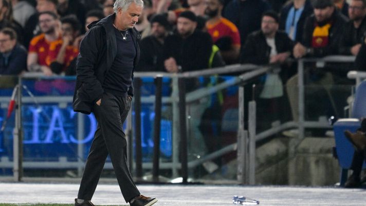 ROME, ITALY - NOVEMBER 12: AS Roma coach Josè Mourinho during the Serie A TIM match between SS Lazio and AS Roma at Stadio Olimpico on November 12, 2023 in Rome, Italy. (Photo by Fabio Rossi/AS Roma via Getty Images) Corsa Champions: Mou tanti guai, ma il gioco latita. E il calendario è brutto - immagine 1