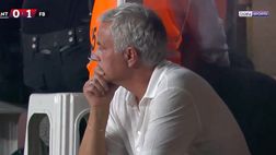 VIDEO / Mourinho, genio e follia: piazza il computer davanti alla telecamera, ammonito