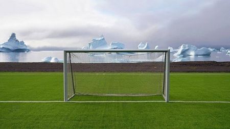 Il campo di calcio a pelo dell'acqua in Groenlandia