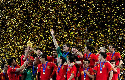 Johannesburg, Sudafrica - 11 luglio 2010: Giocatori della Spagna col trofeo del Mondiale. (Foto di Jamie McDonald/Getty Images) Spagna-Francia, palmarès delle due big d’Europa a confronto- immagine 2