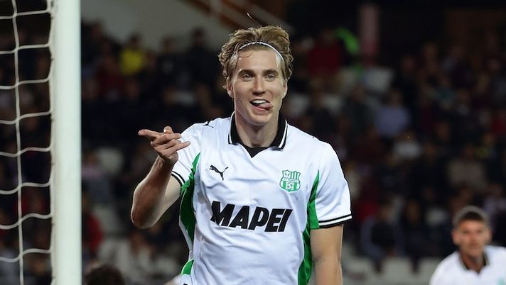 TURIN, ITALY - MAY 08: Kristian Thorstvedt of US Sassuolo celebrates after scoring his team's first goal during the Serie A match between Torino FC and US Sassuolo Calcio at Stadio Olimpico di Torino on May 08, 2026 in Turin, Italy. (Photo by Francesco Scaccianoce/Getty Images) Occhio al futuro di Thorstvedt: può lasciare il Sassuolo, c’è una richiesta dall’Italia - immagine 1