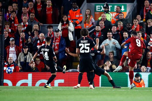 LIVERPOOL, INGHILTERRA - 18 SETTEMBRE: Roberto Firmino del Liverpool segna il terzo gol della sua squadra durante la partita del Gruppo C della UEFA Champions League tra Liverpool e Paris Saint-Germain ad Anfield il 18 settembre 2018 a Liverpool, Regno Unito. (Foto di Julian Finney/Getty Images) PSG-Liverpool History, esordio con il botto all’Anfield nel 2018: Firmino decisivo al 95′- immagine 2