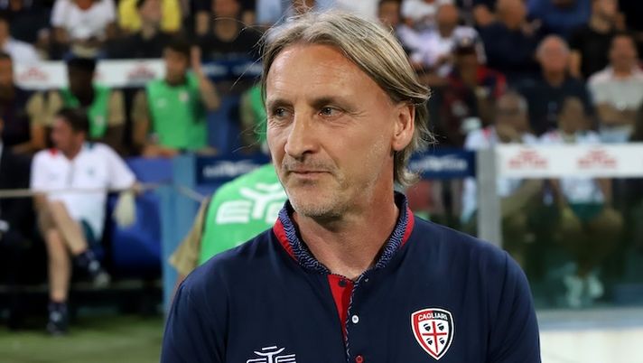 CAGLIARI, ITALY - AUGUST 18: Davide Nicola coach of Cagliari looks on during the Serie A match between Cagliari and AS Roma at Sardegna Arena on August 18, 2024 in Cagliari, Italy. (Photo by Enrico Locci/Getty Images) Nicola: “Perché ho tolto Luvumbo, felice di Marin. Stupito dal gruppo storico” - immagine 1