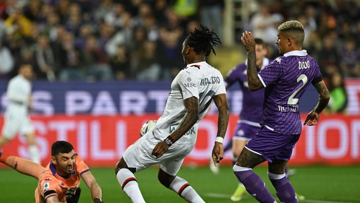 FLORENCE, ITALY - MARCH 30: Rafael Leao of AC Milan competes for the ball with Dodo of ACF Fiorentina during the Serie A TIM match between ACF Fiorentina and AC Milan at Stadio Artemio Franchi on March 30, 2024 in Florence, Italy. (Photo by Claudio Villa/AC Milan via Getty Images) (Photo by Claudio Villa/AC Milan via Getty Images) Milan, dirigenza stregata da un giocatore viola: la richiesta non spaventa - immagine 1