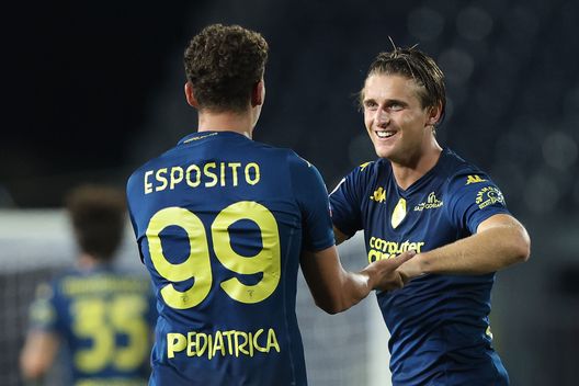 Lorenzo Colombo dell'Empoli FC festeggia dopo aver segnato un gol con Sebastiano Esposito dell'Empoli FC durante la partita di Coppa Italia tra Empoli FC e Catanzaro allo Stadio Carlo Castellani il 10 agosto 2024 a Empoli, Italia. (Foto di Gabriele Maltinti/Getty Images) Empoli, top e flop stagionali: luci e ombre in una stagione di sofferenza- immagine 2