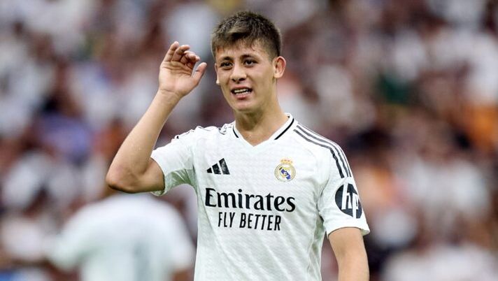 MADRID, SPAIN - AUGUST 25: Arda Guler of Real Madrid gestures during the La Liga match between Real Madrid CF and Real Valladolid CF at Estadio Santiago Bernabeu on August 25, 2024 in Madrid, Spain. (Photo by Angel Martinez/Getty Images) La Juve annuncia Arda Guler è un attacco hacker: cos’è successo e la smentita bianconera - immagine 1