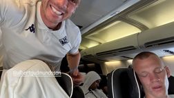 SOCIAL – Selfie e risate, Gosens fotografa i dormienti in aereo. E Gud risponde