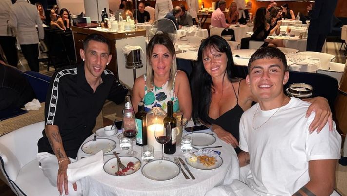 Di Maria e compagna a cena con Dybala e Oriana Sabatini: la foto Di Maria e compagna a cena con Dybala e Oriana Sabatini: la foto - immagine 1