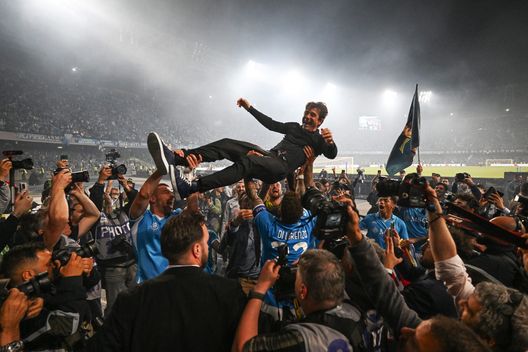 I giocatori del Napoli, Campioni d'Italia, portano in trionfo il proprio allenatore, Antonio Conte (Foto di Francesco Pecoraro/Getty Images) Again, “Vincere è l’unica cosa che Conte”: Napoli torna Campione- immagine 4