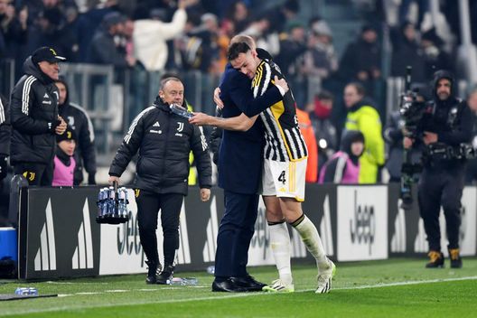 TURIN, ITALY - DECEMBER 08: Federico Gatti of Juventus celebrates scoring his team's first goal with his Head Coach, Massimiliano Allegri during the Serie A TIM match between Juventus and SSC Napoli at Allianz Stadium on December 08, 2023 in Turin, Italy. (Photo by Valerio Pennicino/Getty Images) Mano di Gatti in Atalanta-Juventus, Open VAR: “Scelta corretta, bene Maresca”- immagine 2
