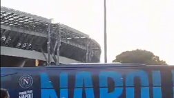 Il Napoli è arrivato al Maradona: quanto entusiasmo al passaggio del pullman!