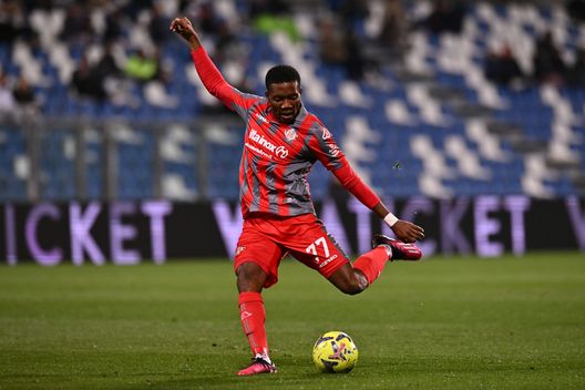 REGGIO NELL'EMILIA, ITALY - MARCH 06: David Okereke of US Cremonese in action during the Serie A match between US Sassuolo and US Cremonese at Mapei Stadium - Citta' del Tricolore on March 06, 2023 in Reggio nell'Emilia, Italy. (Photo by Alessandro Sabattini/Getty Images)