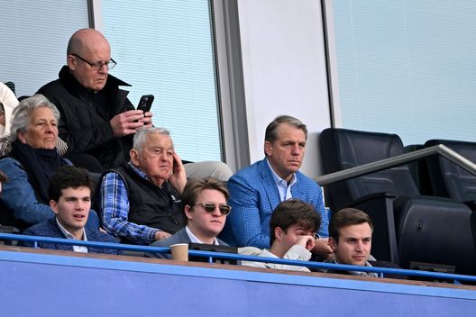 LONDRA, INGHILTERRA - 9 MARZO: Todd Boehly, co-proprietario e presidente del Chelsea, osserva dalle tribune durante la partita di Premier League tra Chelsea FC e Leicester City FC a Stamford Bridge il 9 marzo 2025 a Londra, Inghilterra. (Photo by Mike Hewitt/Getty Images) Atalanta-Chelsea, le idee bergamasche e le spese miliardarie dei Blues- immagine 2