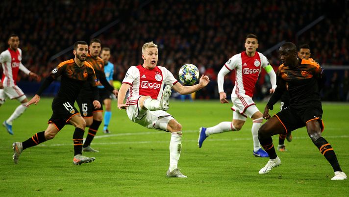AMSTERDAM, NETHERLANDS - DECEMBER 10: Donny van de Beek of Ajax battles for the ball with Mouctar Diakhaby and Jose Luis Gaya of Valencia
during the UEFA Champions League group H match between AFC Ajax and Valencia CF at Amsterdam Arena on December 10, 2019 in Amsterdam, Netherlands. (Photo by Dean Mouhtaropoulos/Getty Images) Olanda, l’Eredivisie non ripartirà: Ajax prima, ma senza titolo - immagine 1