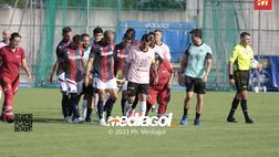 VIDEO Bologna-Palermo, botta alla testa per Gomes: esce in barella tra gli applausi