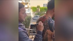 VIDEO – Totti, il suo autografo diventa un tatuaggio: il risultato è un capolavoro