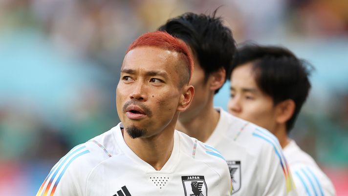 DOHA, QATAR - NOVEMBER 23: Yuto Nagatomo of Japan looks on prior to the FIFA World Cup Qatar 2022 Group E match between Germany and Japan at Khalifa International Stadium on November 23, 2022 in Doha, Qatar. (Photo by Alex Grimm/Getty Images) Giappone, l’entusiasmo dell’ex Inter Nagatomo: “Possiamo arrivare in fondo e vincere” - immagine 1