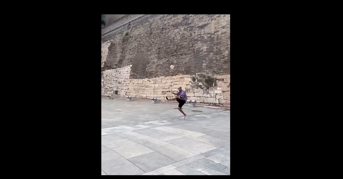 video lamine yamal da impazzire stoppa un pallone lanciato dalla muraglia cinese