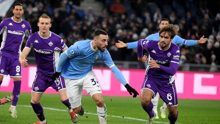 ROME, ITALY - JANUARY 07: Mario Gila of SS Lazio compete for the ball with Luca Ranieri of ACF Fiorentina during the Serie A match between SS Lazio and ACF Fiorentina at Stadio Olimpico on January 07, 2026 in Rome, Italy. (Photo by Marco Rosi - SS Lazio/Getty Images) Lazio, Romagnoli sempre in bilico: Leite più di Doekhi per sostituirlo. E Ranieri… - immagine 1