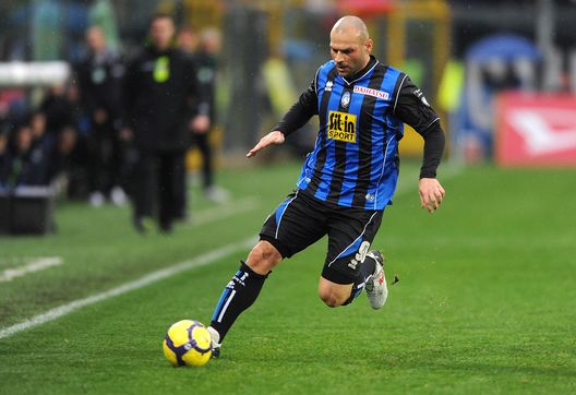 Simone Tiribocchi in azione contro la Roma allo Stadio Atleti Azzurri d'Italia, durante la stagione 2009/2010. (Foto di Dino Panato/Getty Images) Scendi in campo con CUR: gioca con le leggende del calcio italiano- immagine 3